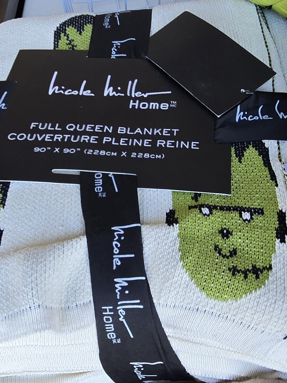 Nicole Miller White and Green Knit Throw Blanket with Playful Pattern